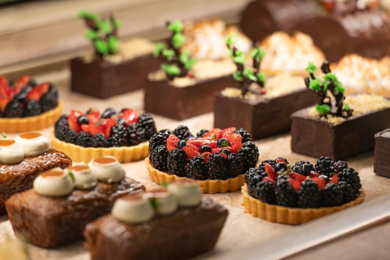 Abesq Doha Hotel And Residences, An Ihg Hotel Екстер'єр фото A selection of petits fours