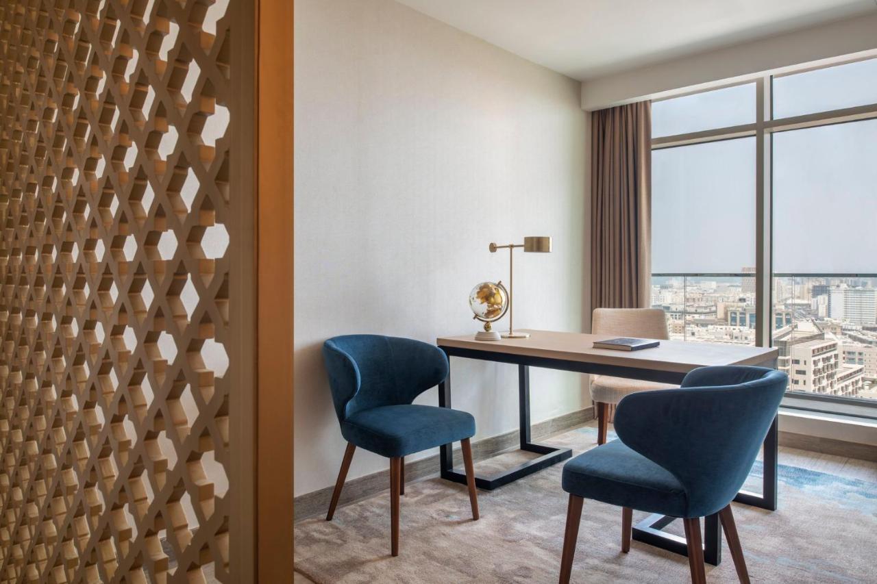 Abesq Doha Hotel And Residences, An Ihg Hotel Екстер'єр фото A work desk in a hotel room