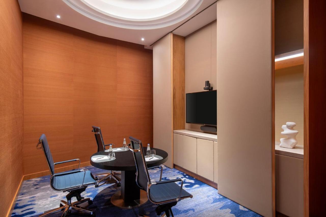 Abesq Doha Hotel And Residences, An Ihg Hotel Екстер'єр фото A meeting room at the hotel