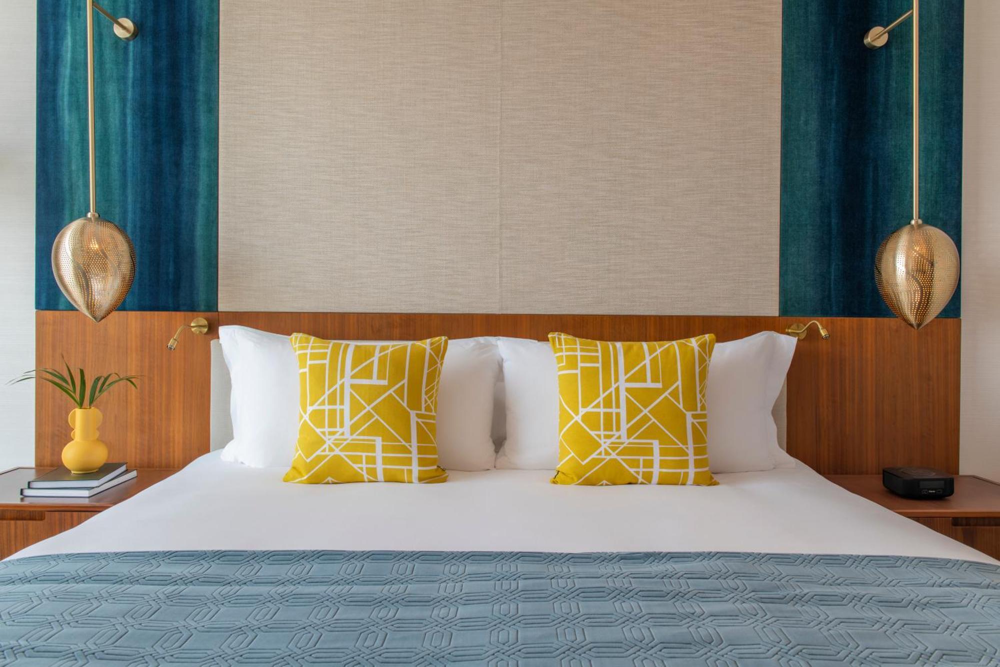Abesq Doha Hotel And Residences, An Ihg Hotel Екстер'єр фото A bed with cushions