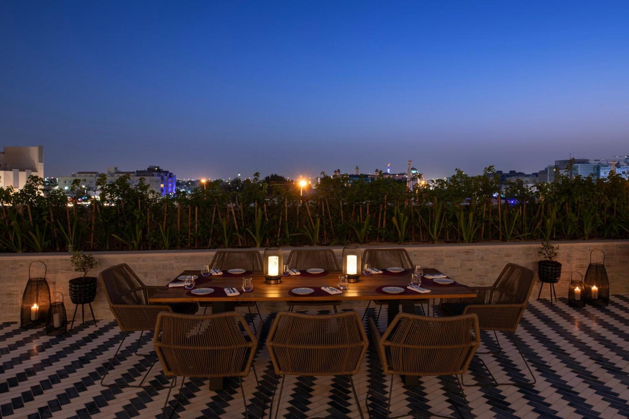 Abesq Doha Hotel And Residences, An Ihg Hotel Екстер'єр фото Rooftop dining at the Taj Mahal Palace