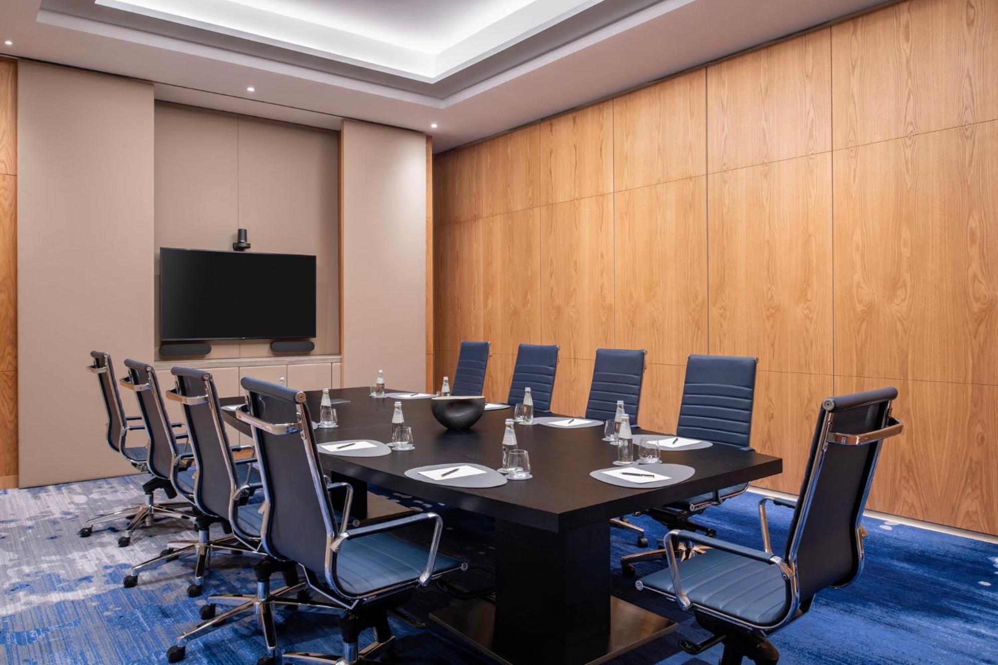 Abesq Doha Hotel And Residences, An Ihg Hotel Екстер'єр фото Boardroom at the hotel