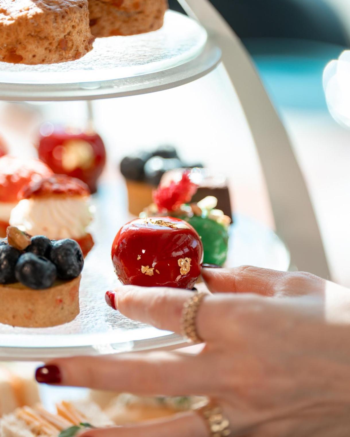 Abesq Doha Hotel And Residences, An Ihg Hotel Екстер'єр фото Petit fours