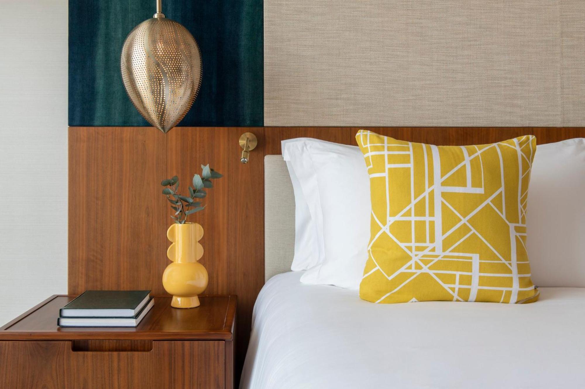 Abesq Doha Hotel And Residences, An Ihg Hotel Екстер'єр фото A bedroom at the Standard East Village